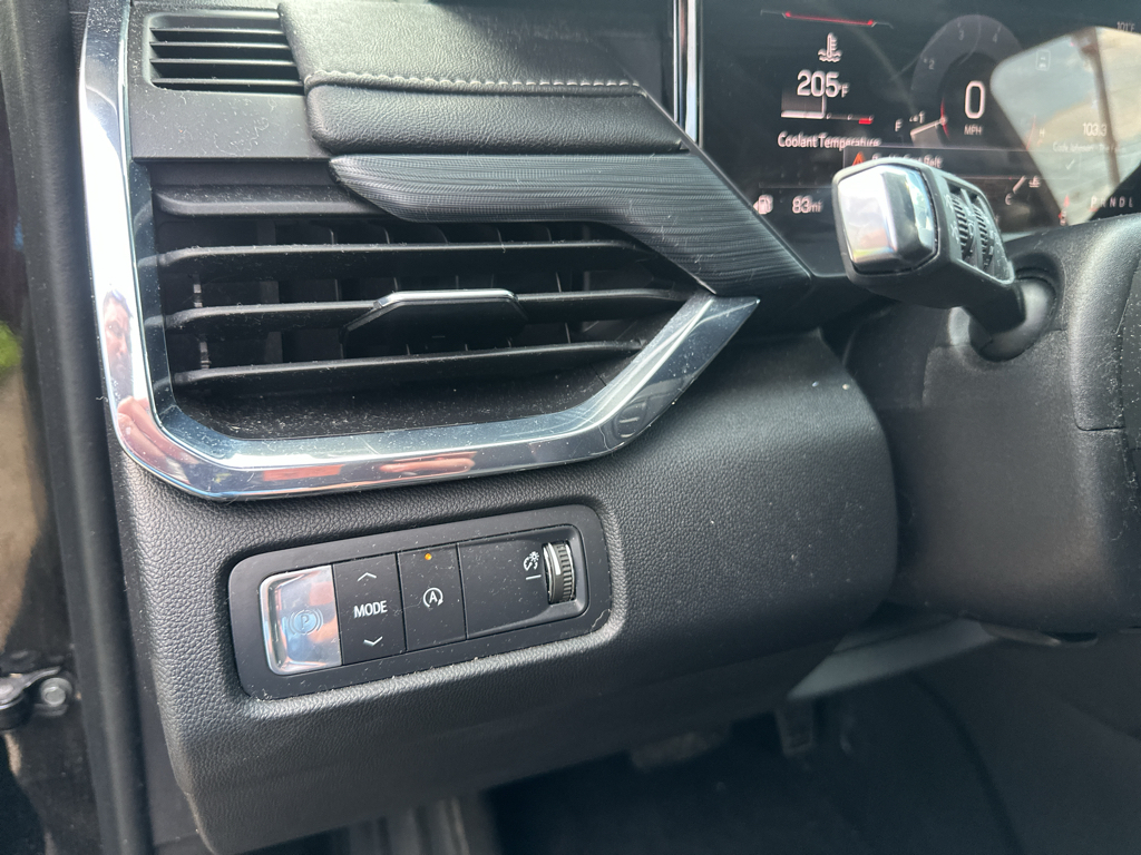 Vehicle photo 23