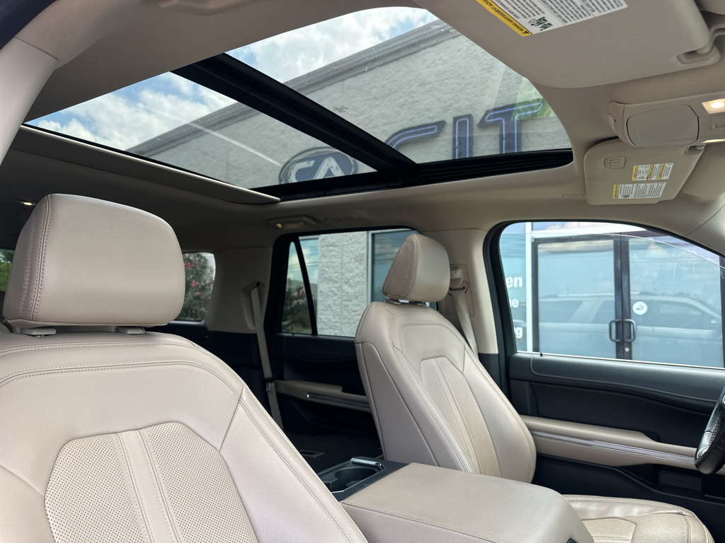 Vehicle photo 12