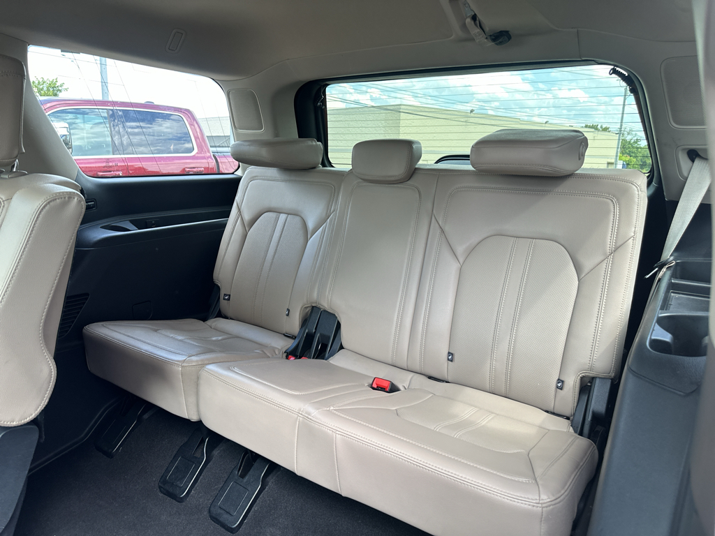 Vehicle photo 17