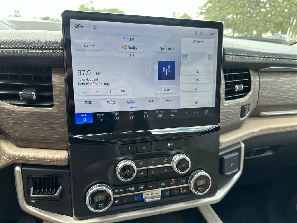Vehicle photo 29