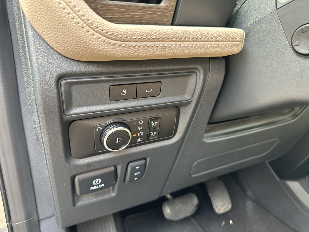 Vehicle photo 23