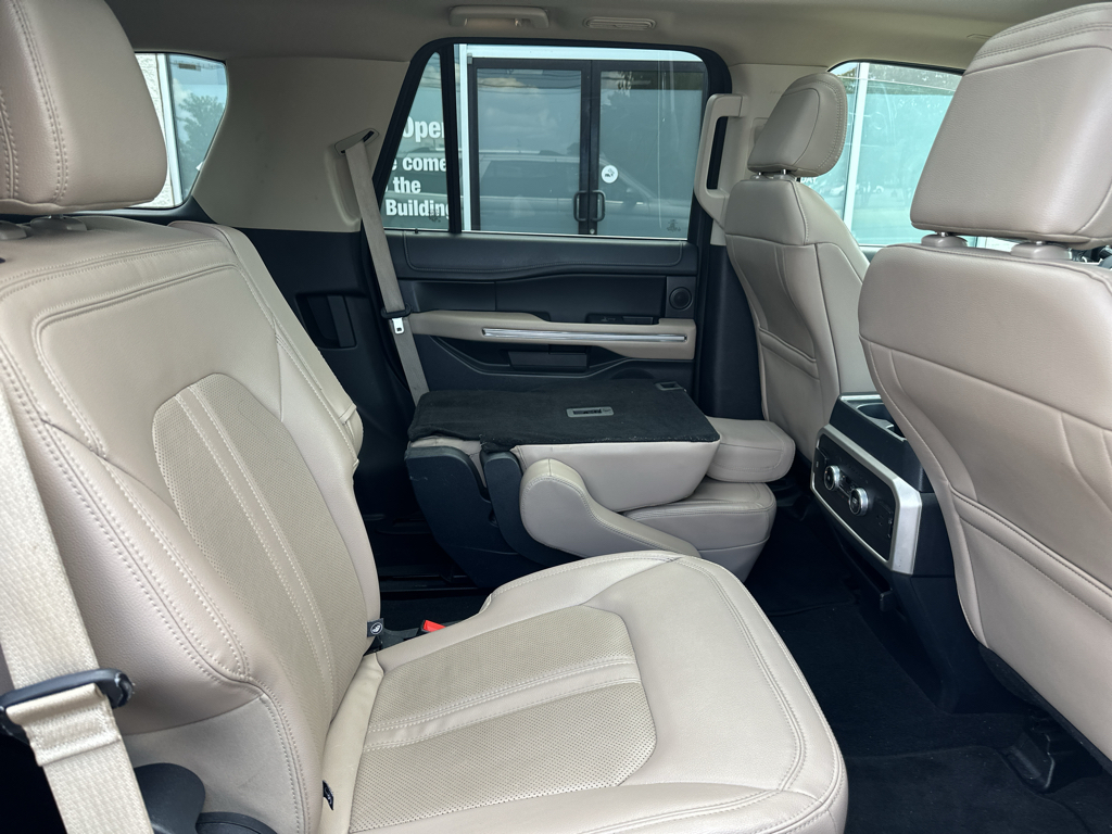 Vehicle photo 13