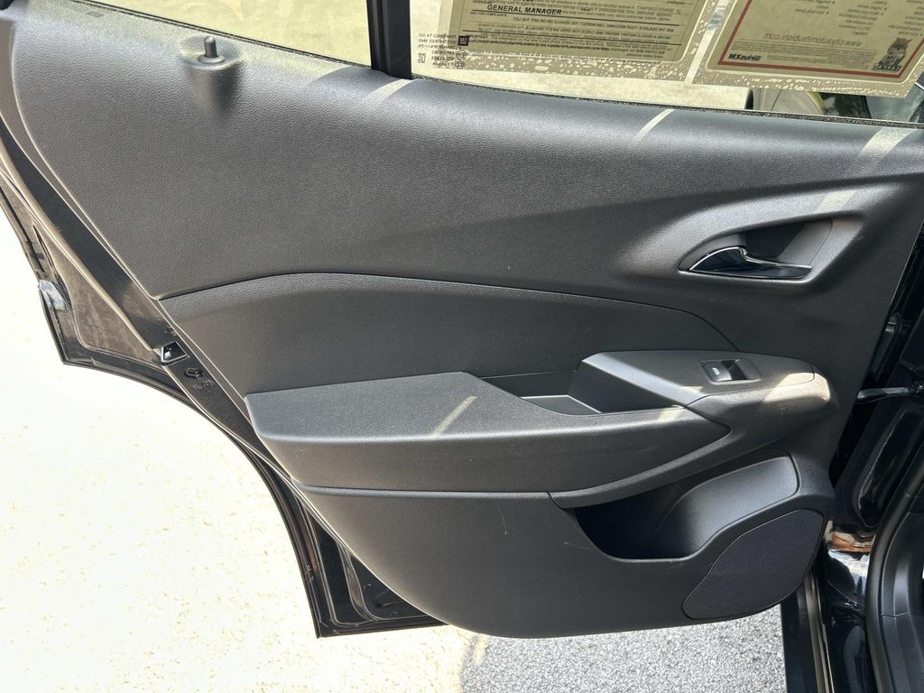 Vehicle photo 23