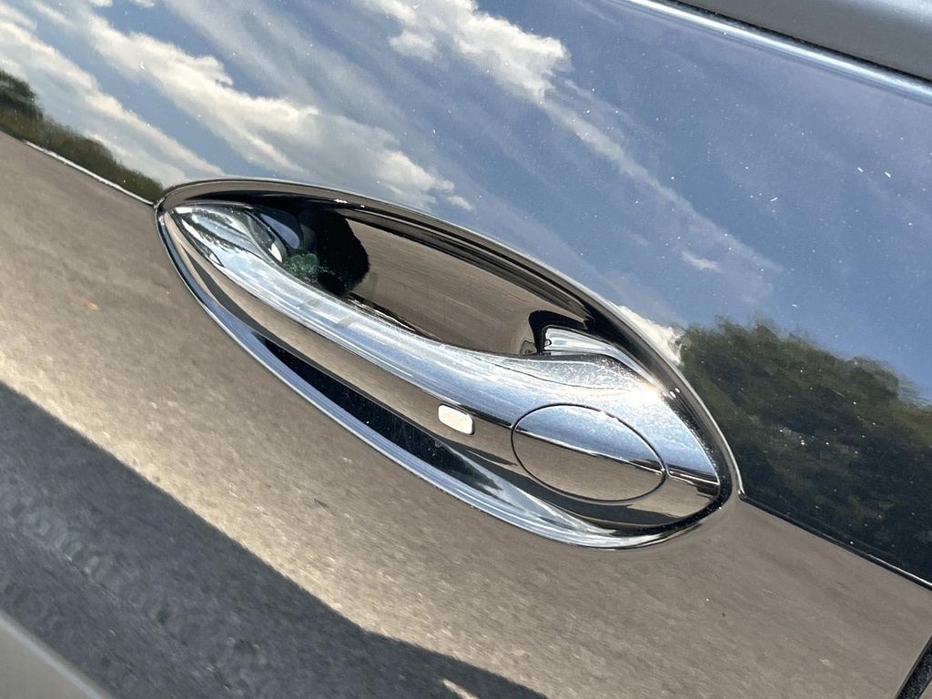 Vehicle photo 17