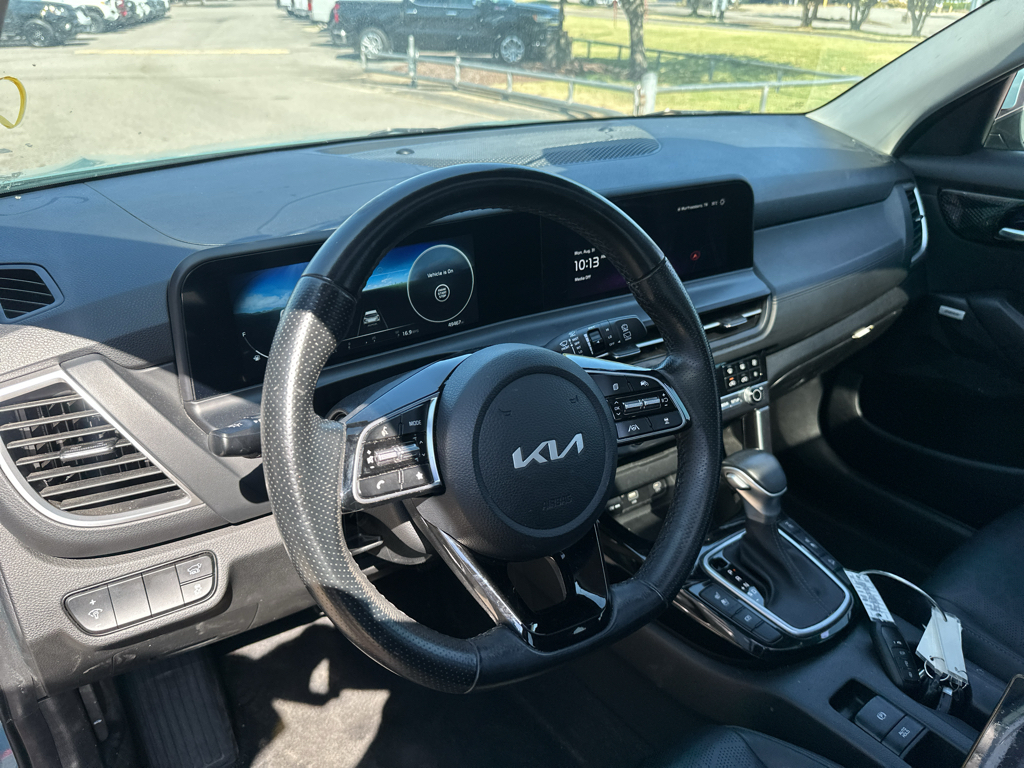Vehicle photo 19