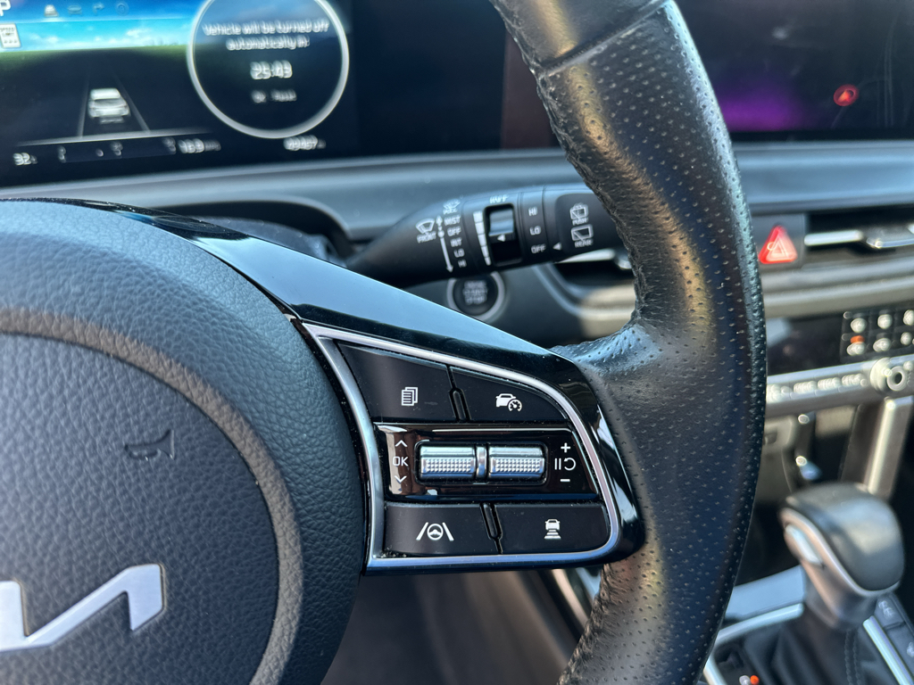 Vehicle photo 25