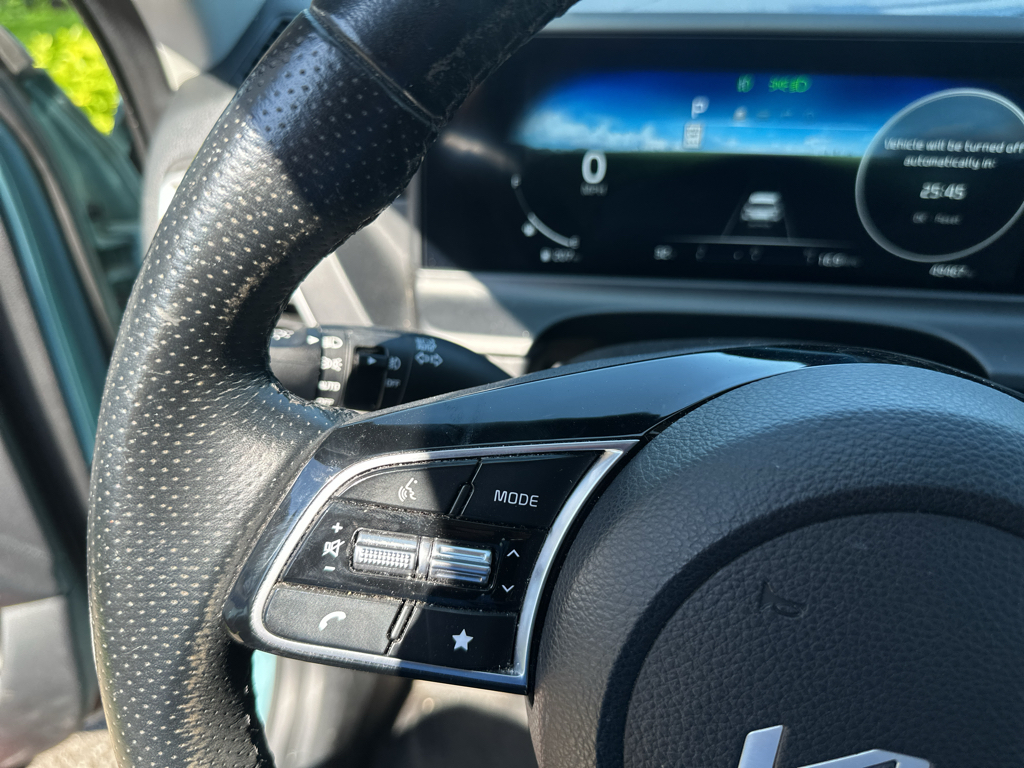 Vehicle photo 24