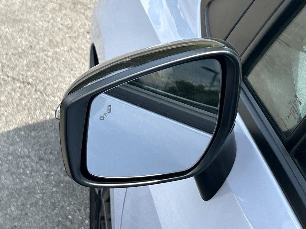 Vehicle photo 17