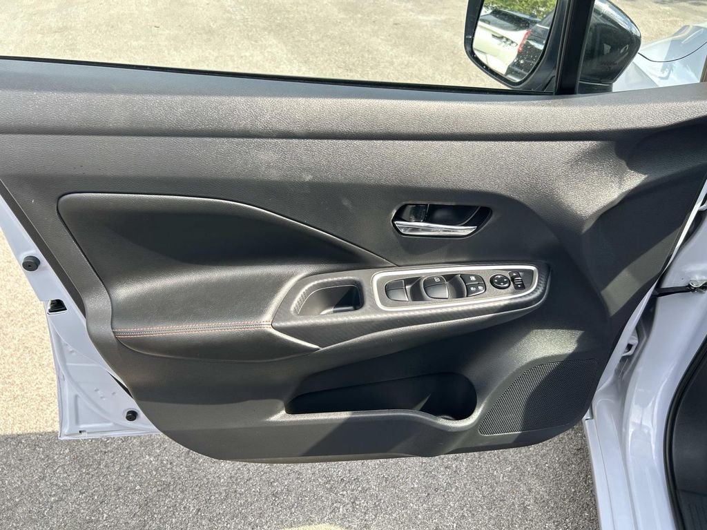 Vehicle photo 26