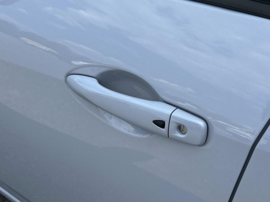 Vehicle photo 16
