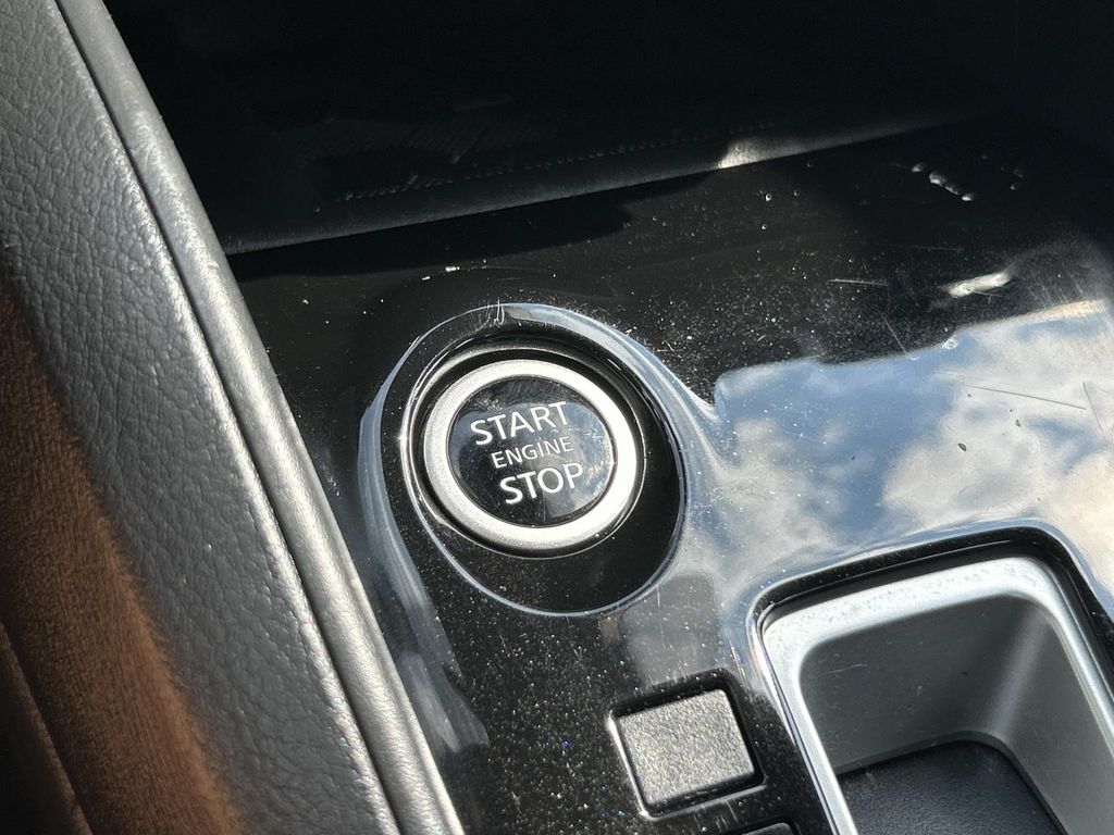 Vehicle photo 33