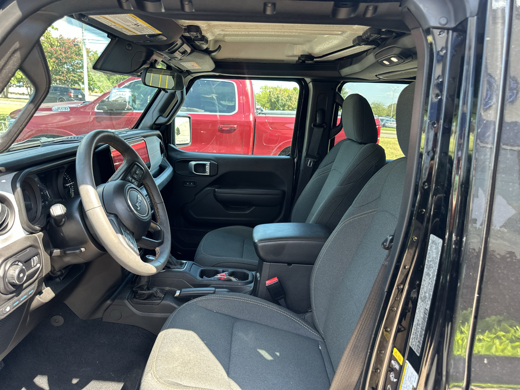 Vehicle photo 16