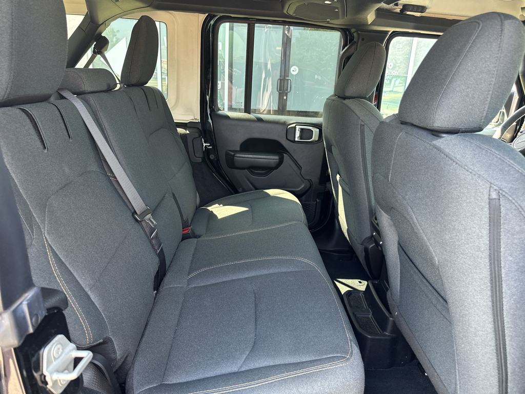 Vehicle photo 12