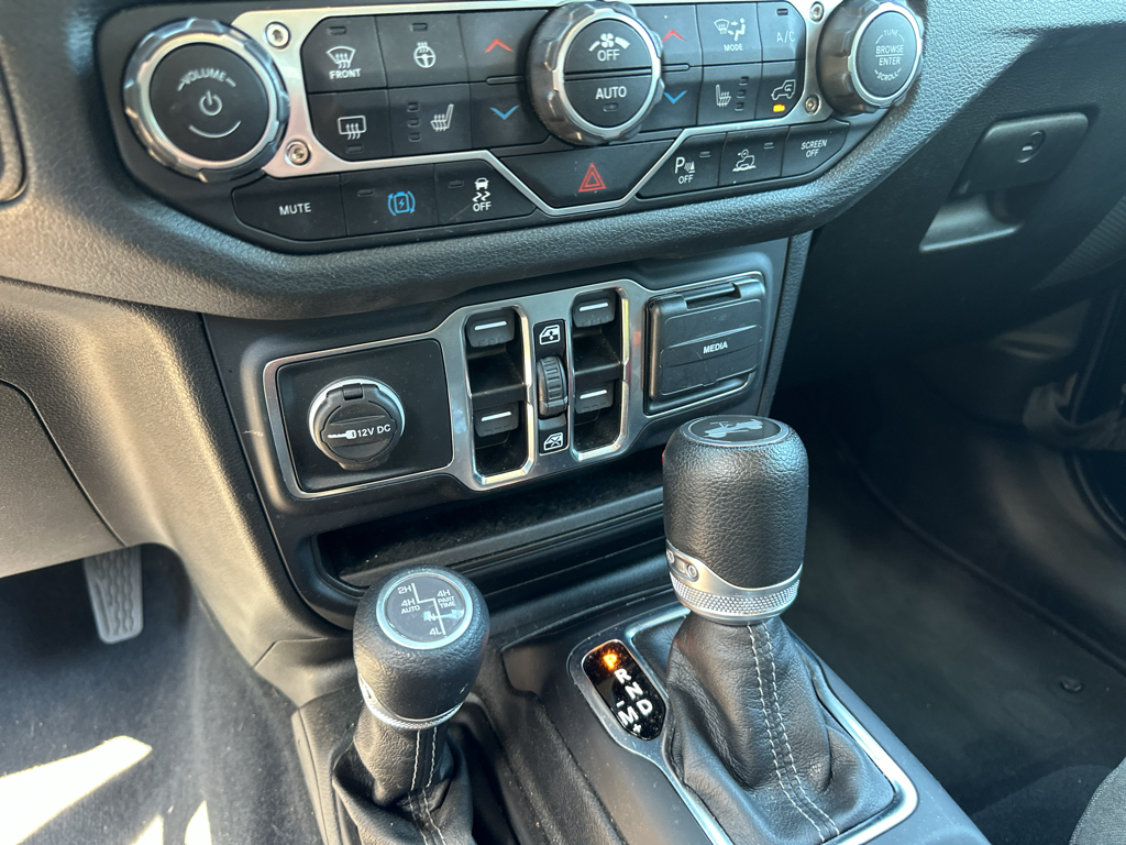 Vehicle photo 23