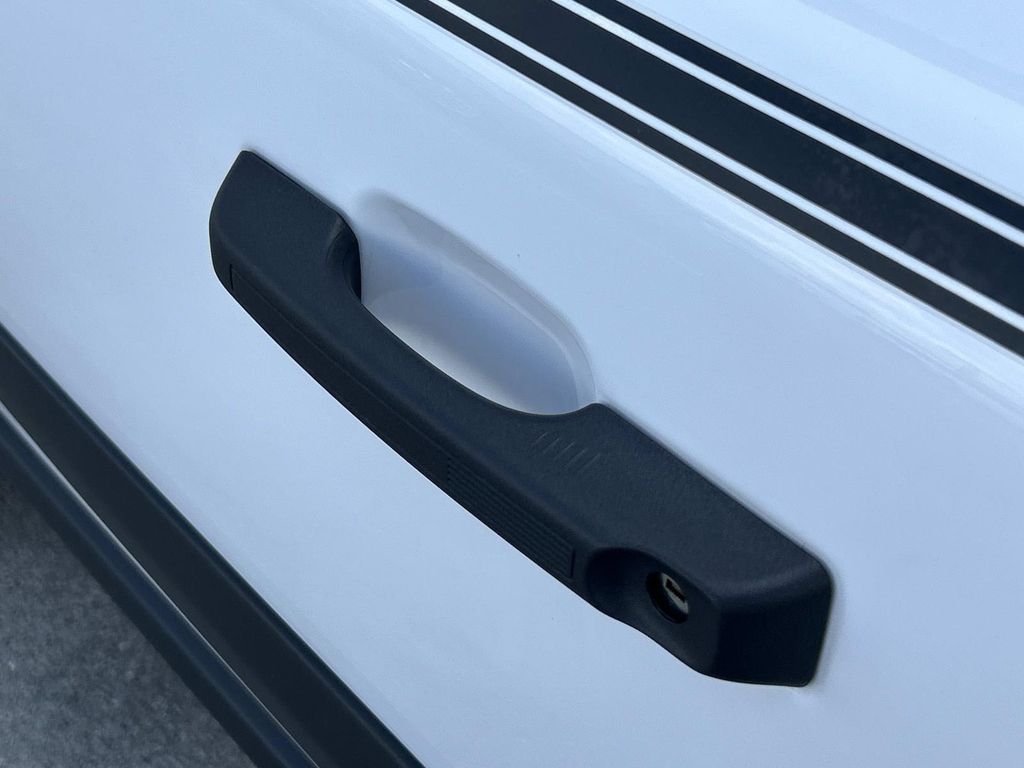 Vehicle photo 17