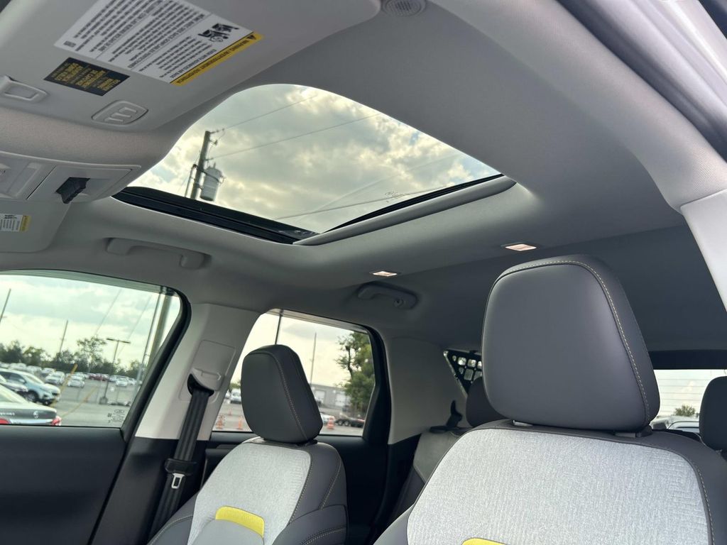 Vehicle photo 28