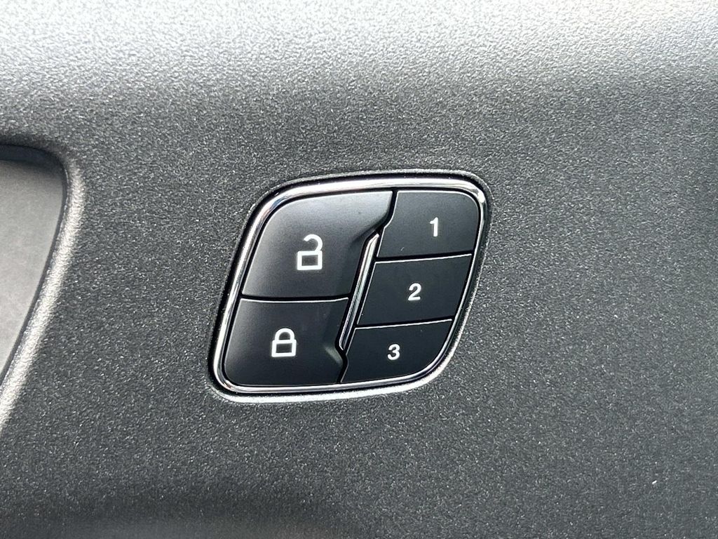 Vehicle photo 30