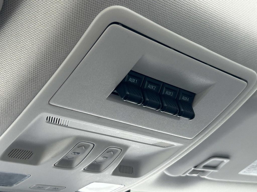 Vehicle photo 32