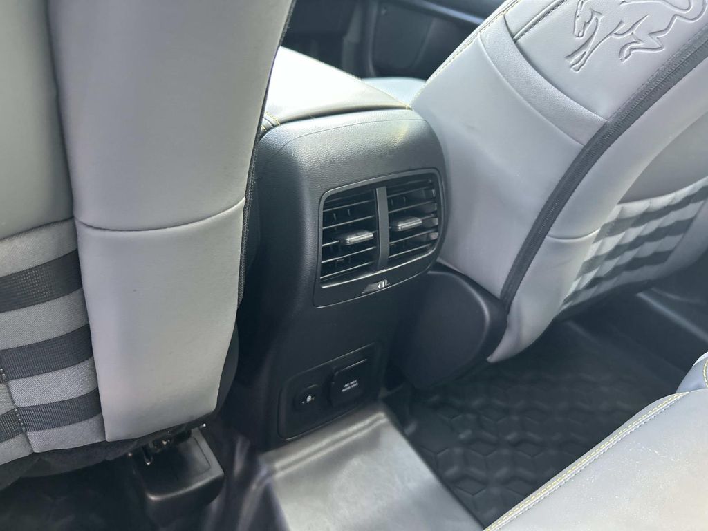 Vehicle photo 23