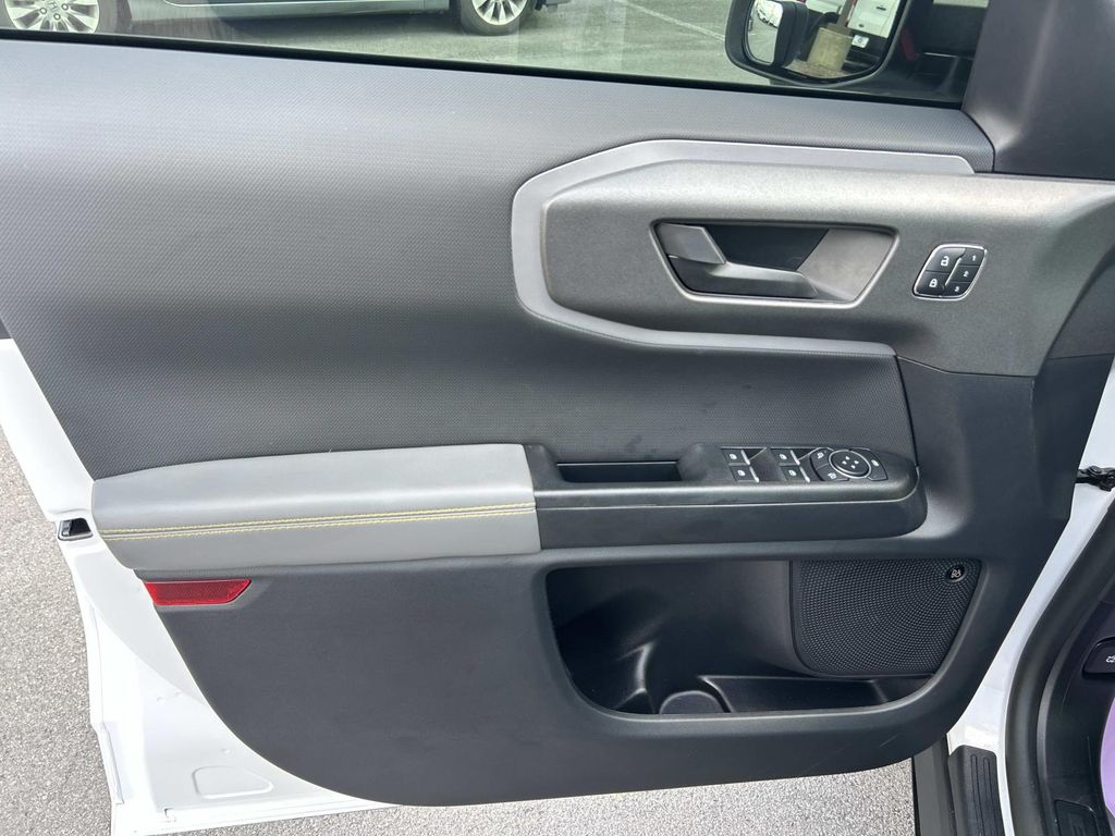 Vehicle photo 29