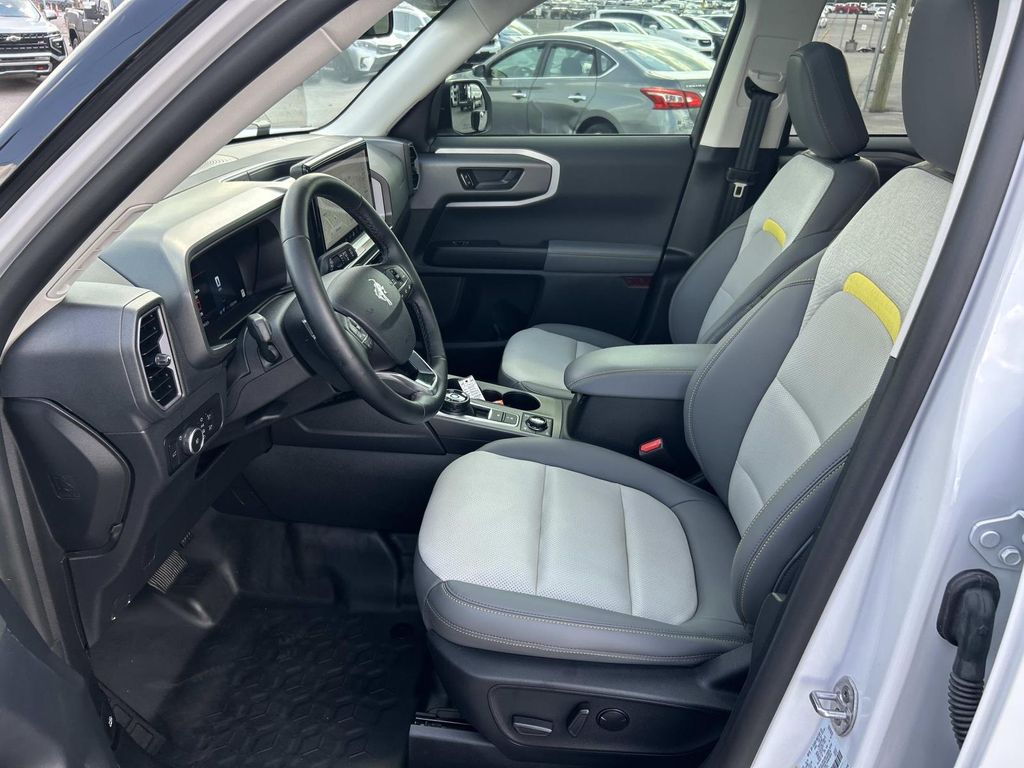 Vehicle photo 27