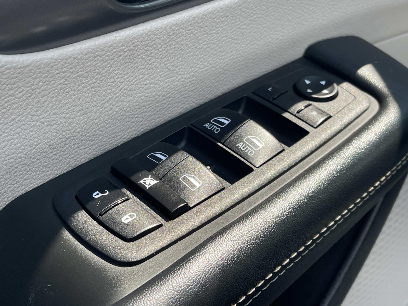 Used 2023 Chrysler Pacifica Van
