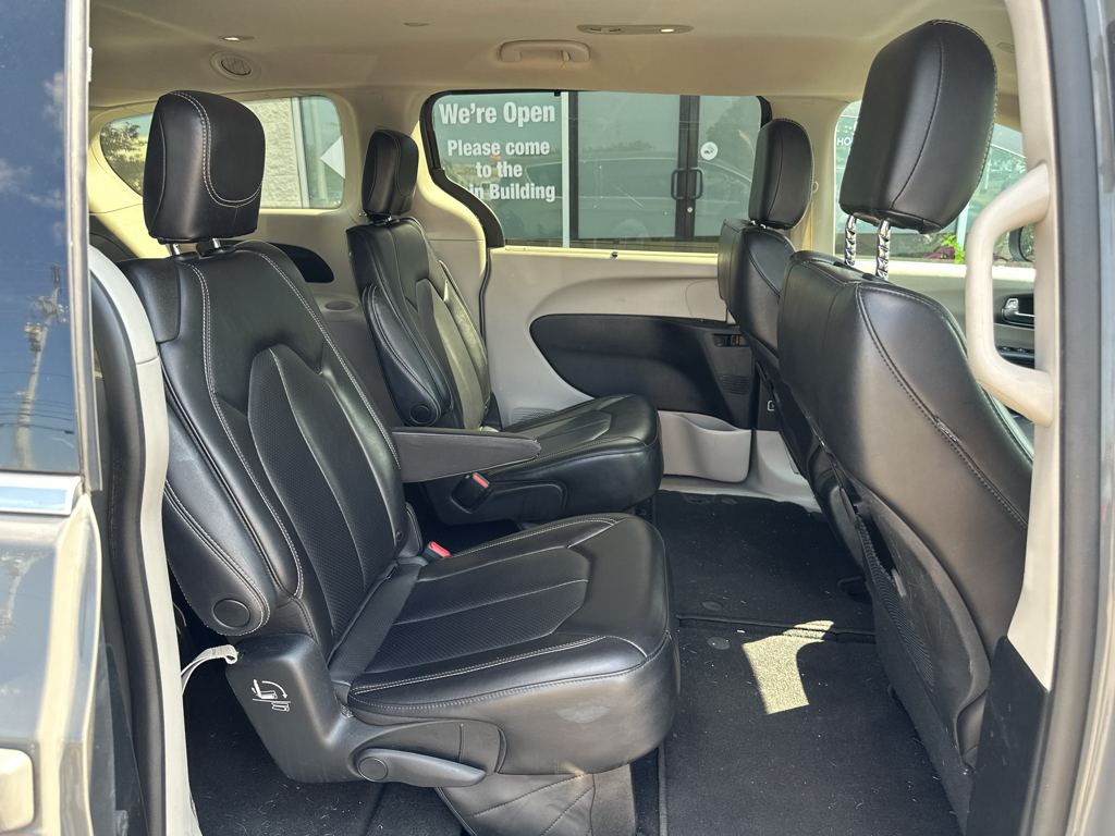 Used 2023 Chrysler Pacifica Van