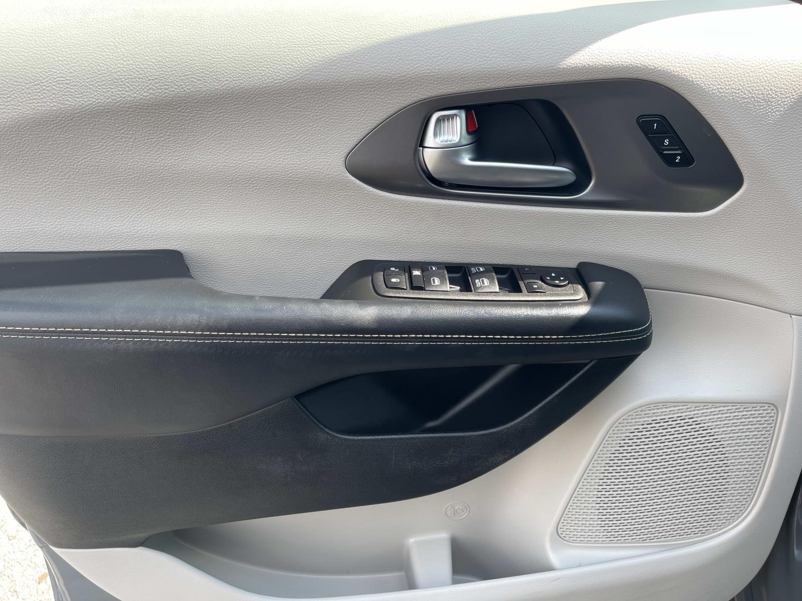 Used 2023 Chrysler Pacifica Van
