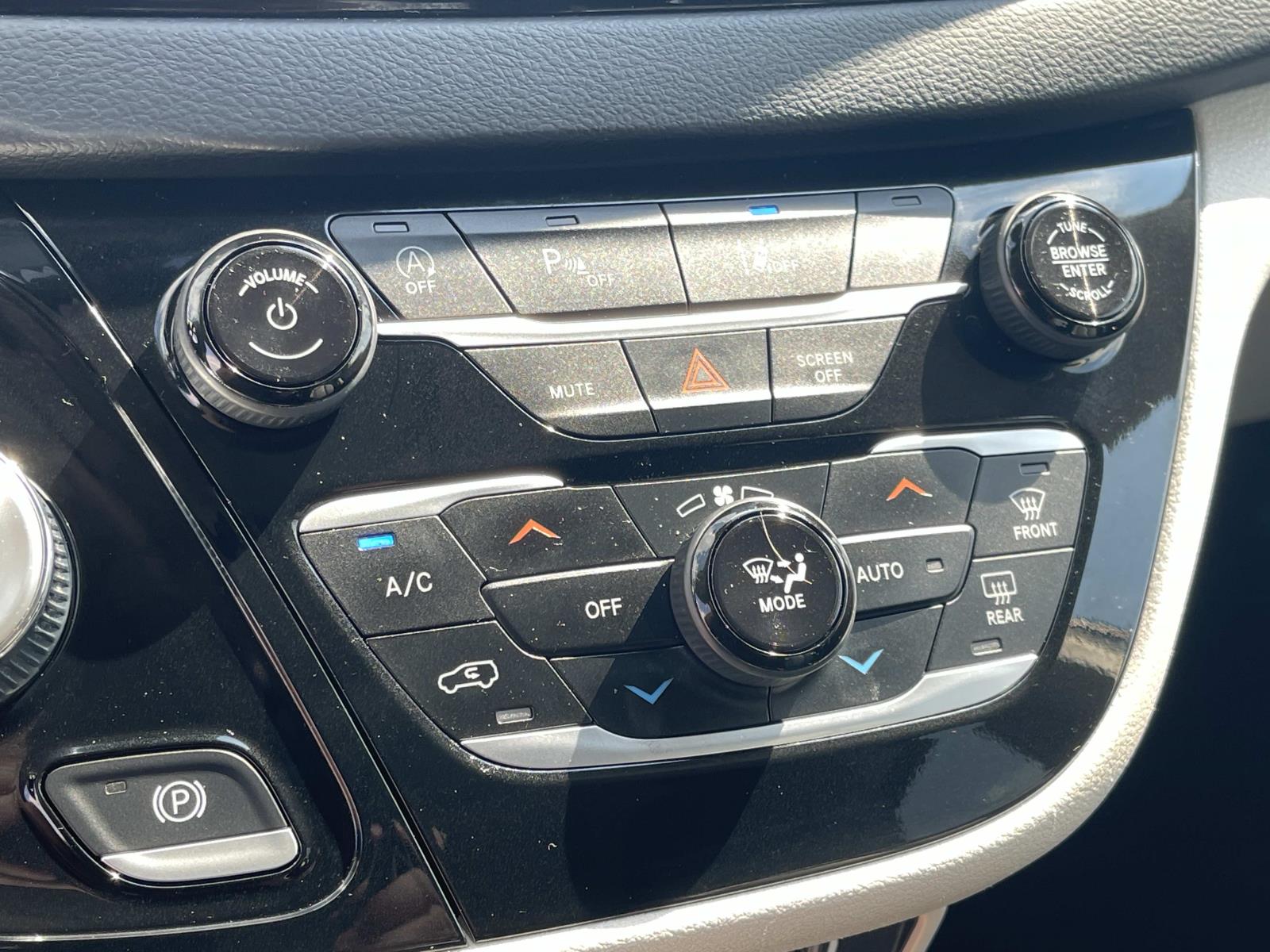 Used 2023 Chrysler Pacifica Van