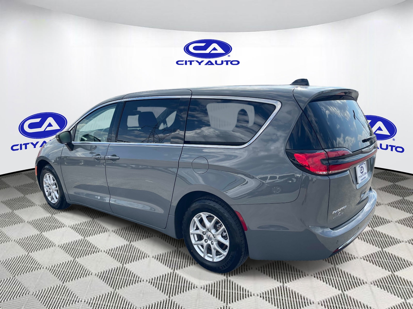 Used 2023 Chrysler Pacifica Van