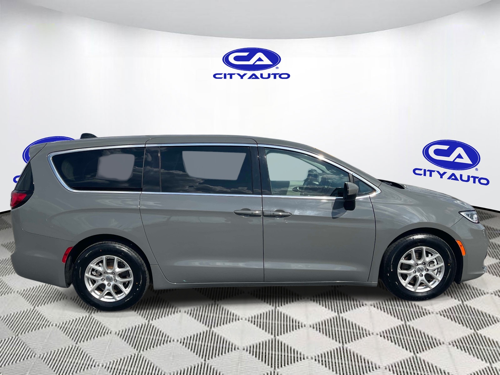 Used 2023 Chrysler Pacifica Van