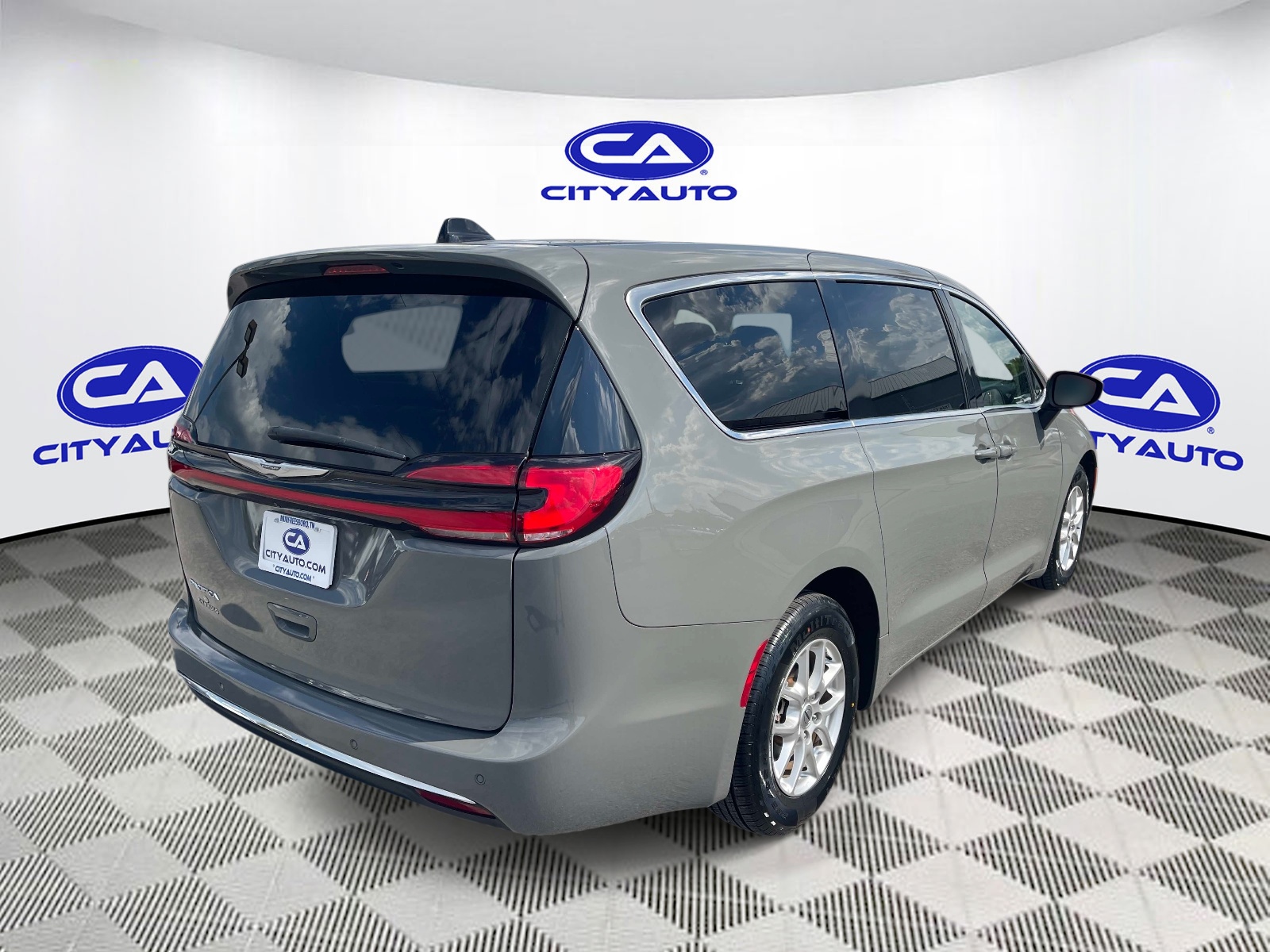 Used 2023 Chrysler Pacifica Van