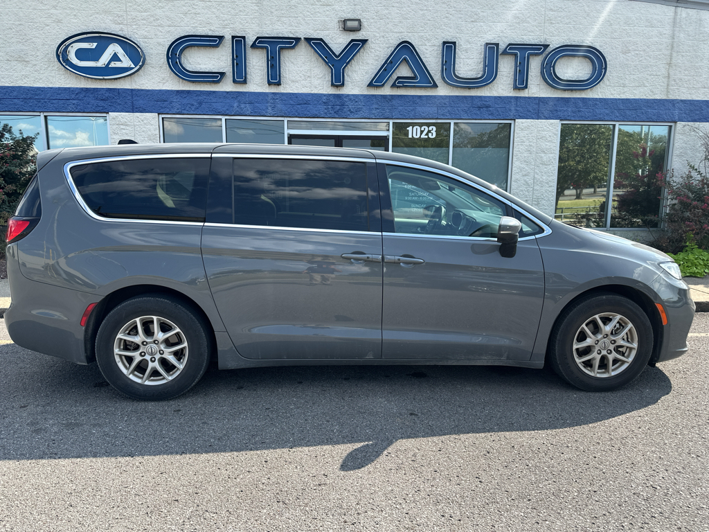 Used 2023 Chrysler Pacifica Van