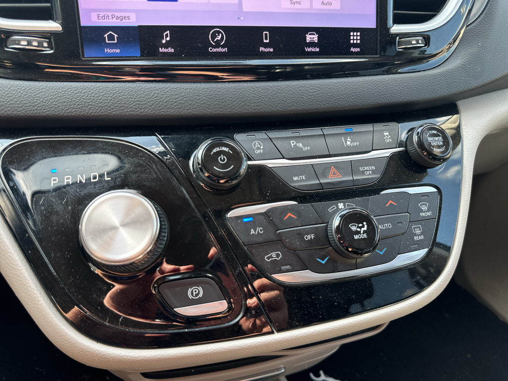 Used 2023 Chrysler Pacifica Van
