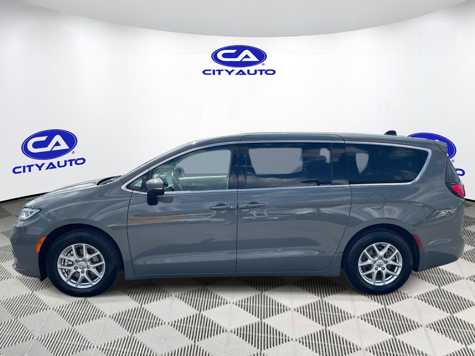 Used 2023 Chrysler Pacifica Van