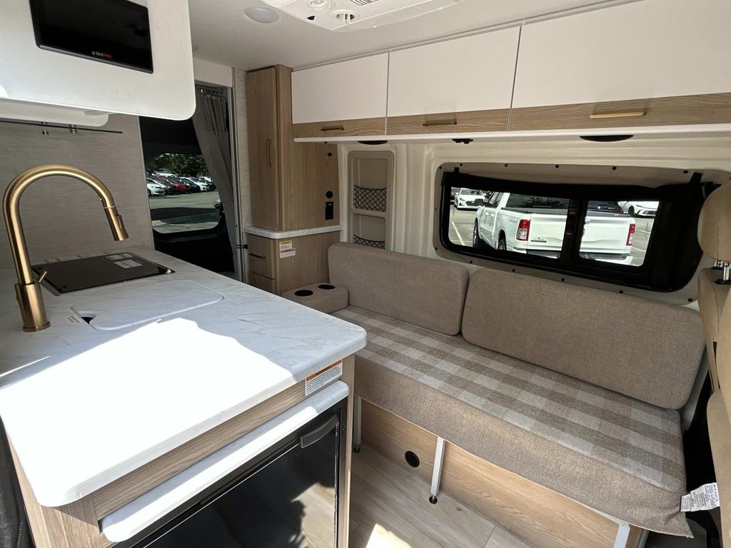 Vehicle photo 29