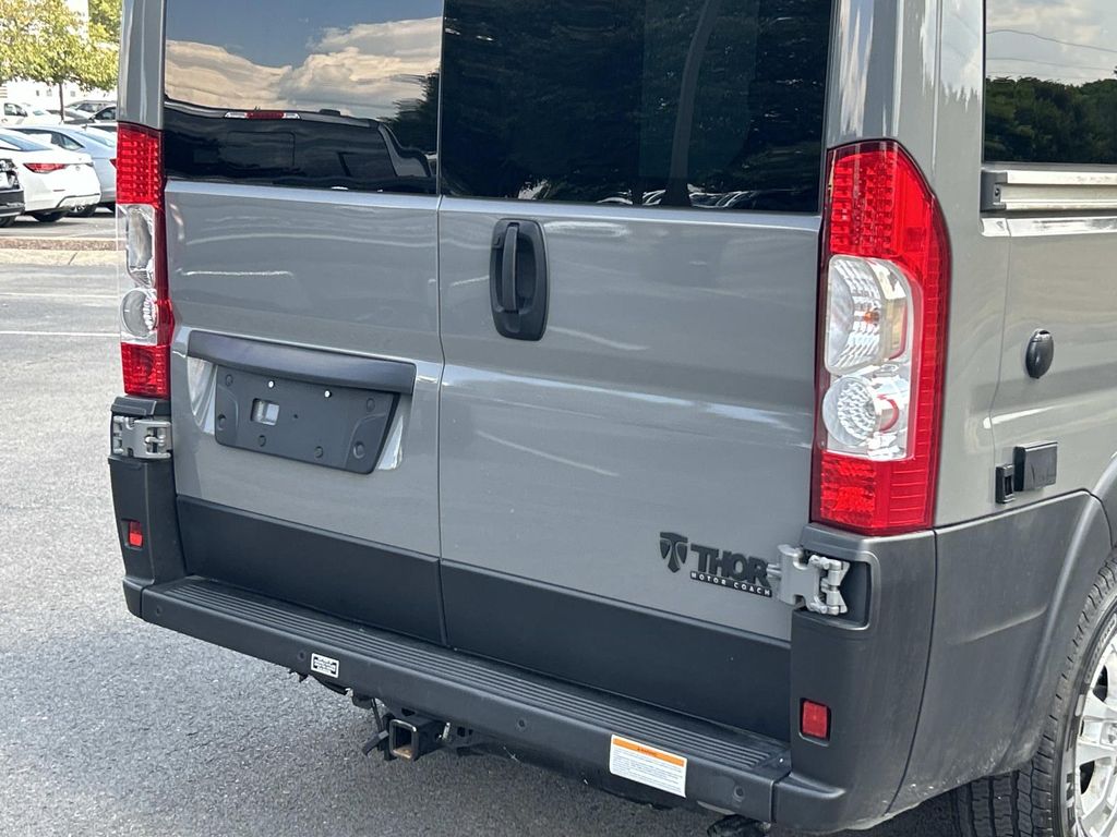 Vehicle photo 13