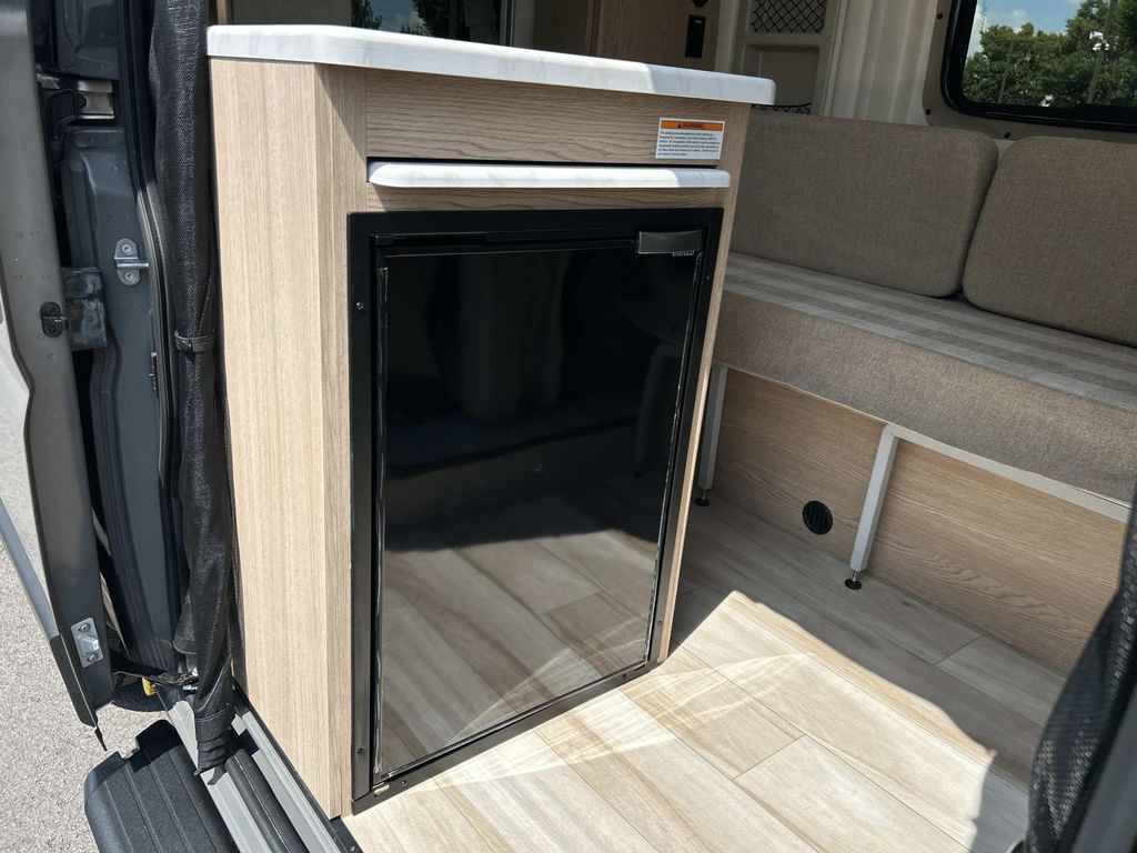 Vehicle photo 27