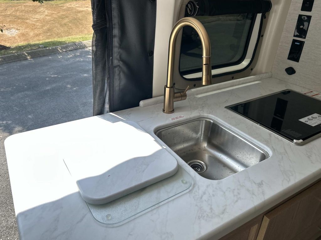 Vehicle photo 34