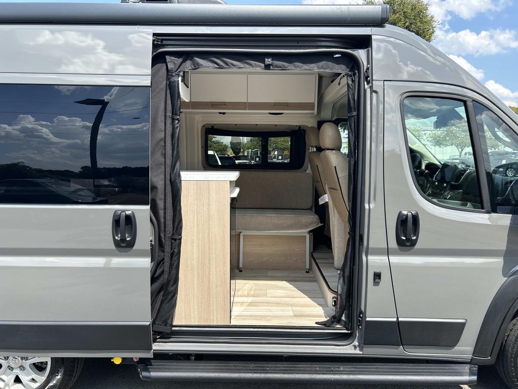Vehicle photo 25