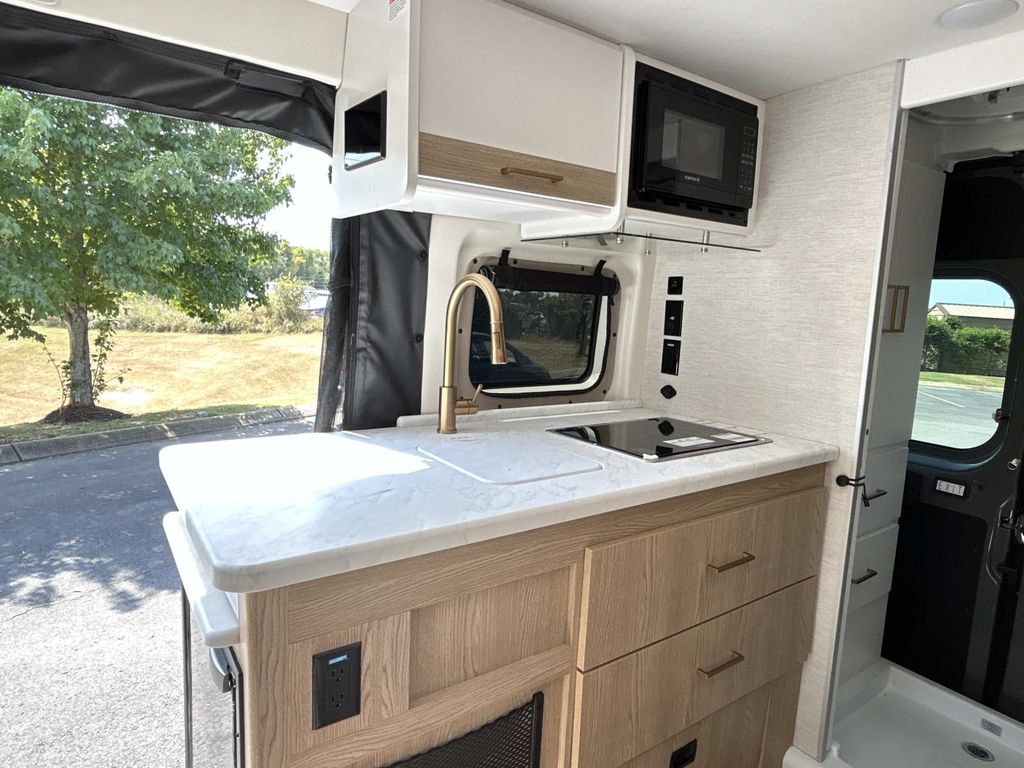 Vehicle photo 32