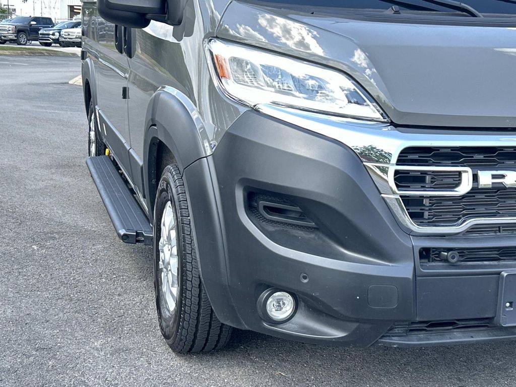 Vehicle photo 11