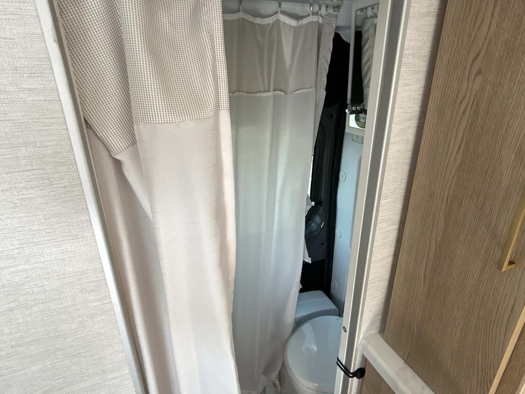 Vehicle photo 38