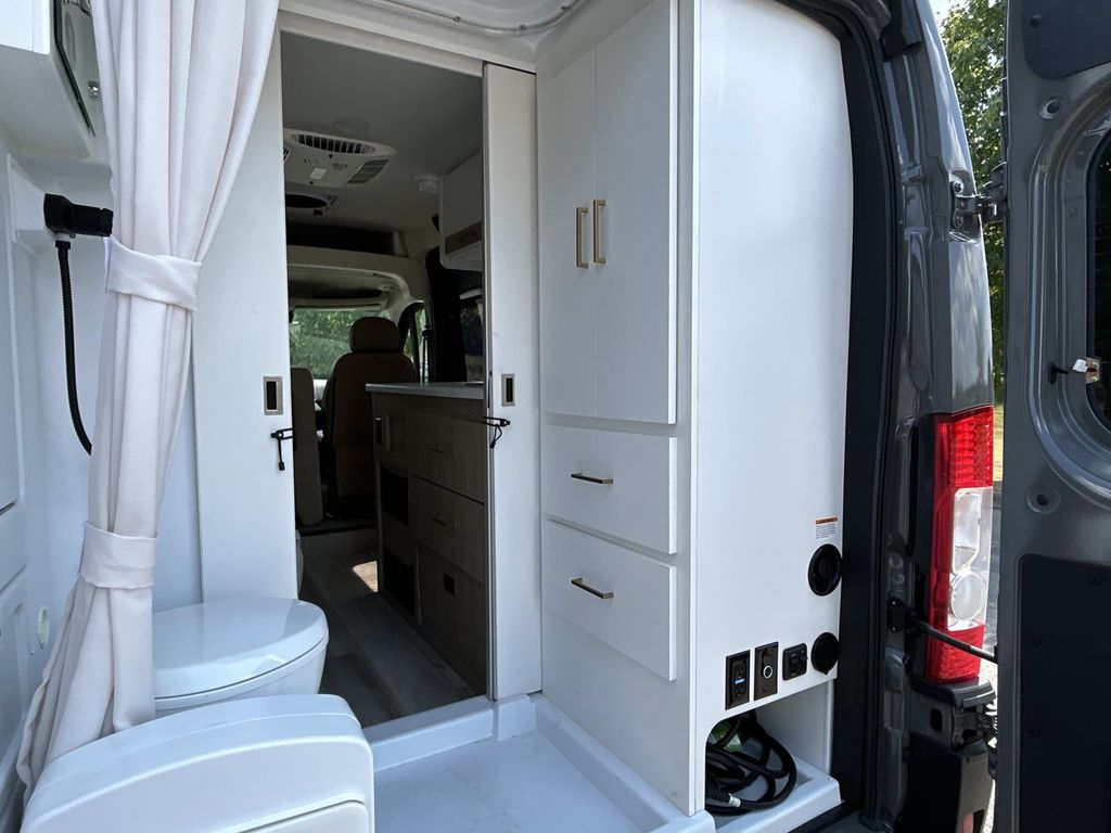Vehicle photo 22