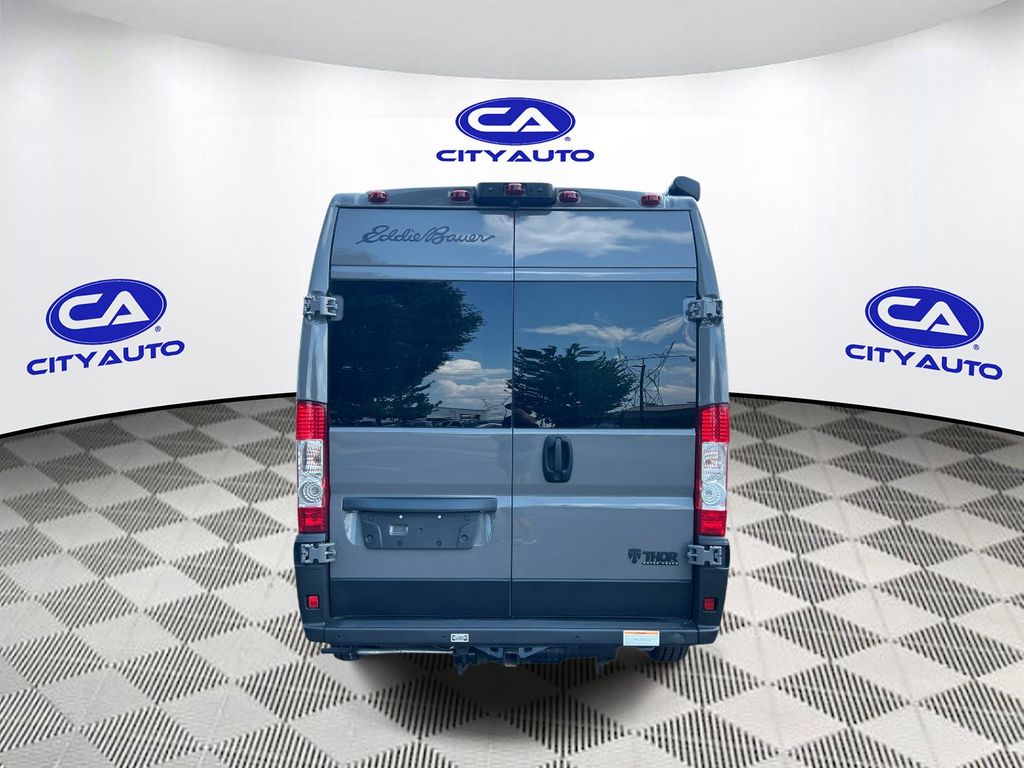 Vehicle photo 4