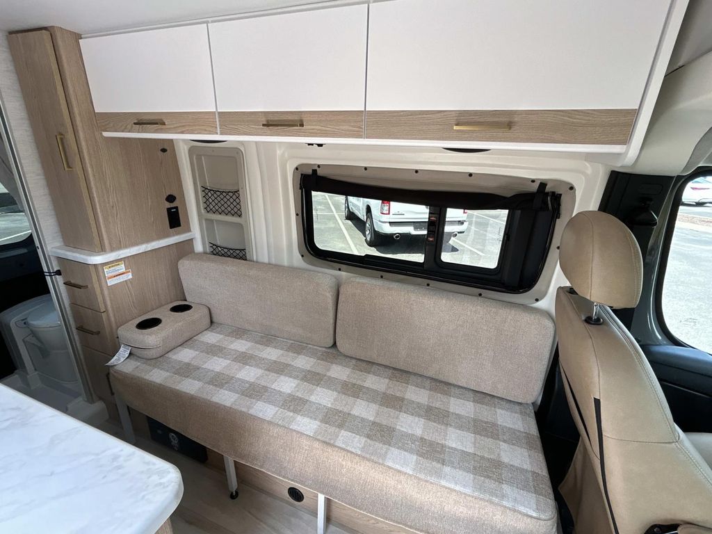 Vehicle photo 31