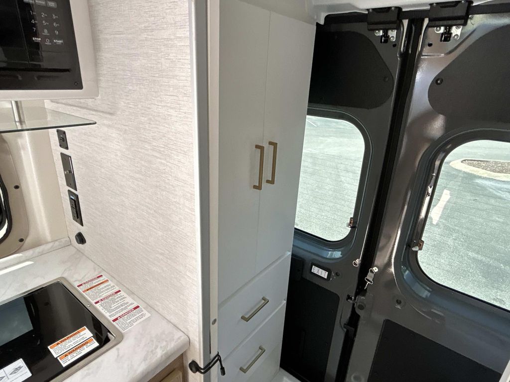 Vehicle photo 37