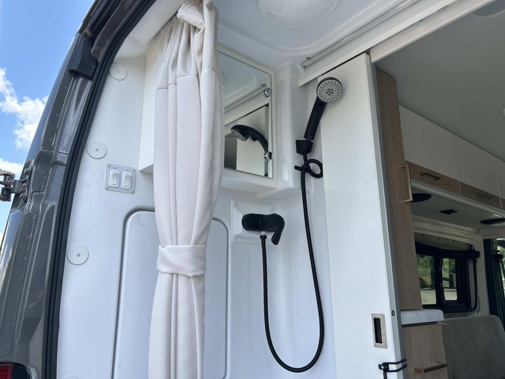 Vehicle photo 20