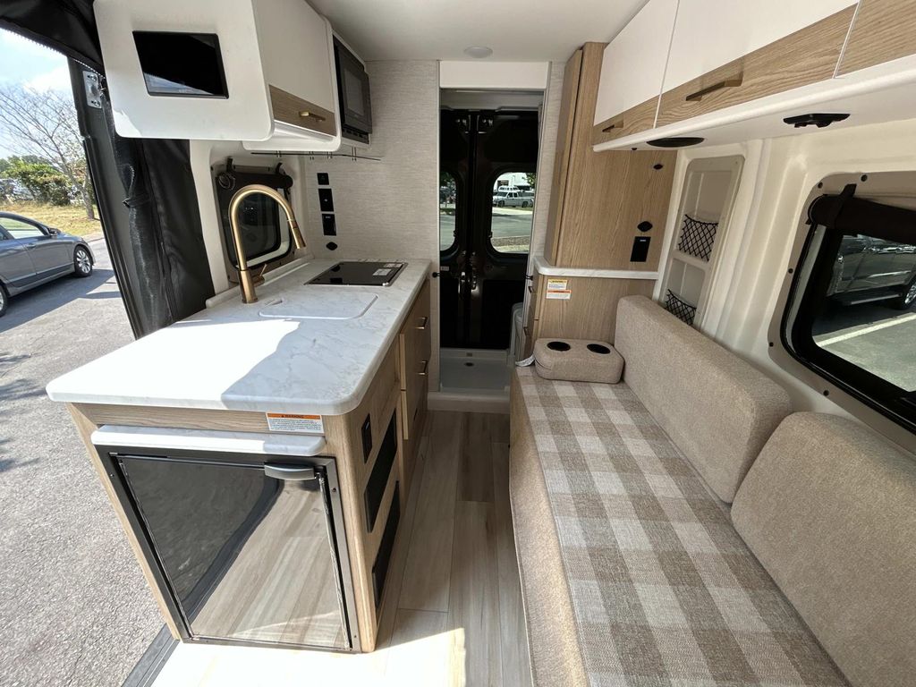 Vehicle photo 30
