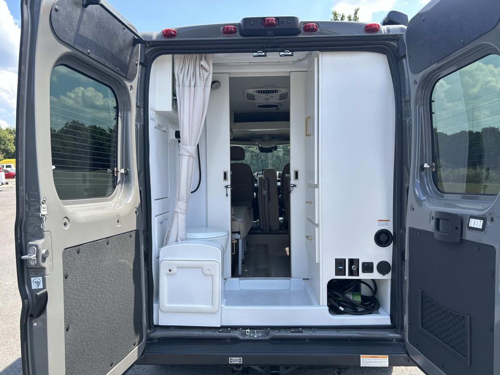 Vehicle photo 17